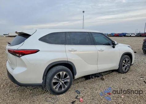 2021 Toyota Highlander Xle z USA, uszkodzony, nr VIN 5TDGZRBH9MS080977